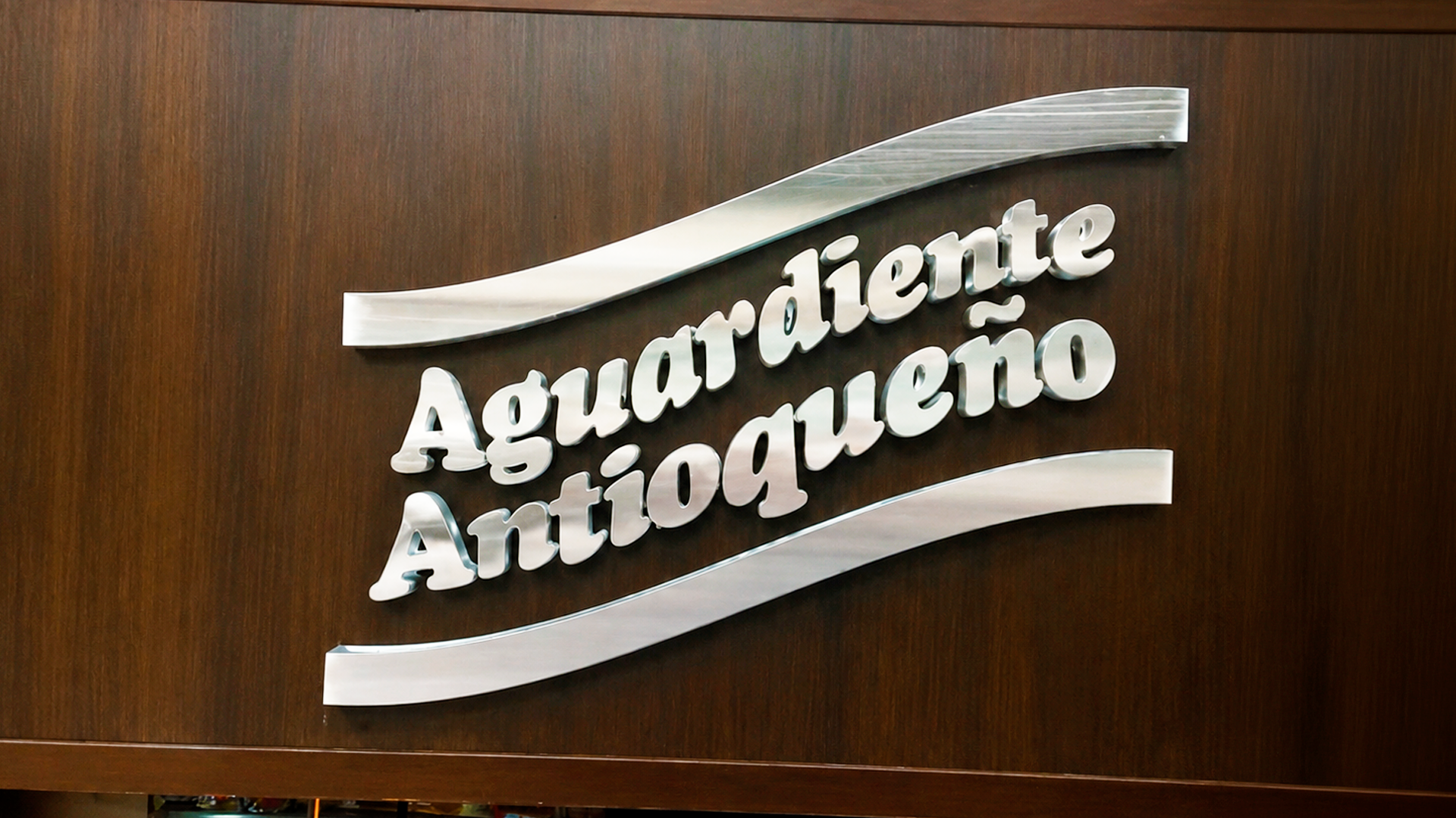 Una opción elegante para darle carácter y presencia a tu marca. El acabado metálico aporta un estilo moderno y sofisticado, ideal para destacar logotipos y nombres en fachadas, oficinas y espacios comerciales.