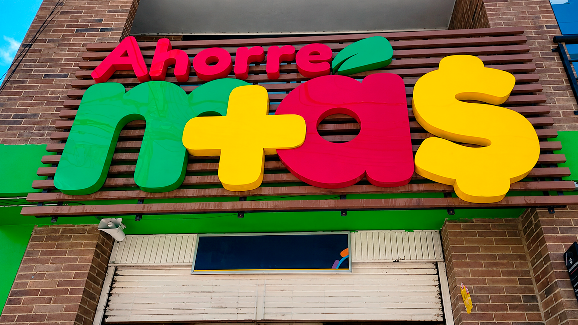Diseñado para captar la atención, el acrílico en letras 3D ofrece una apariencia sofisticada, excelente durabilidad y un acabado impecable para cualquier fachada o espacio comercial.