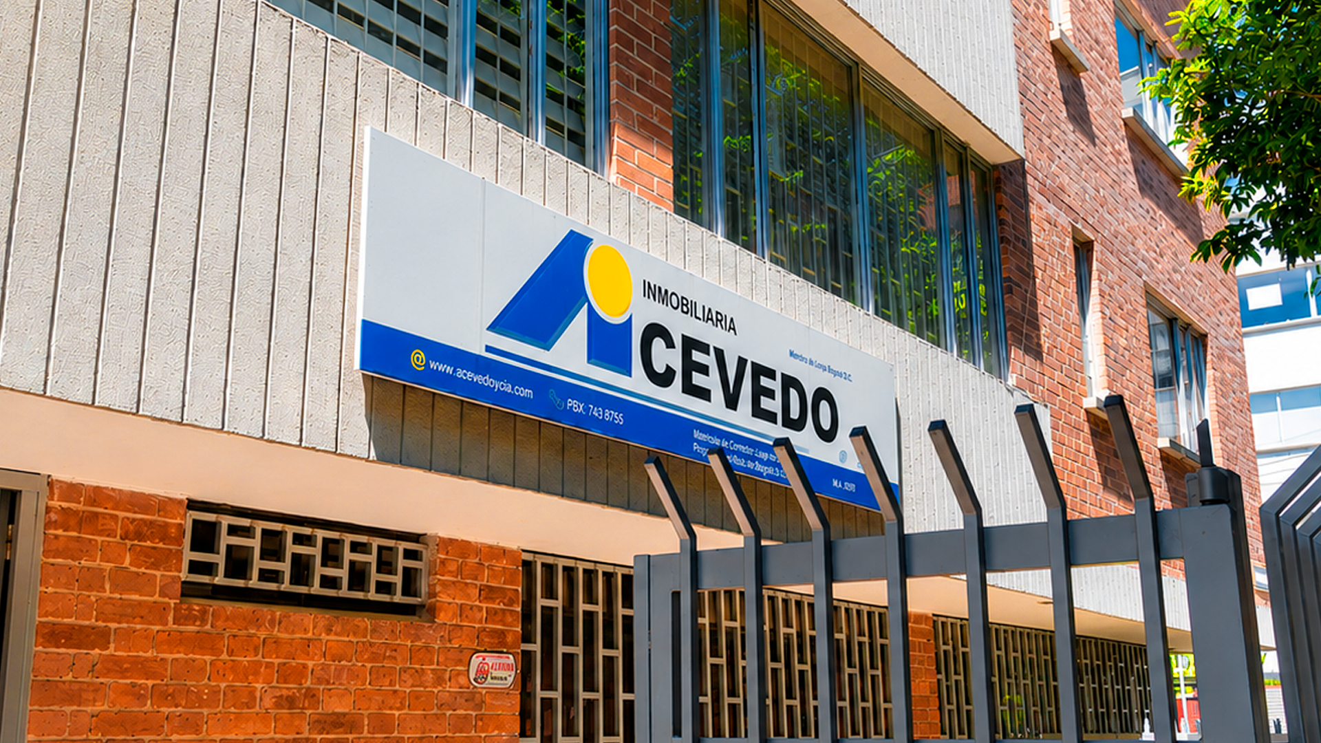 Una estructura resistente y versátil, ideal para instalar avisos de gran formato en fachadas y espacios exteriores. Su diseño permite una presentación firme y profesional, brindando visibilidad a tu marca y adaptándose a diferentes tamaños y estilos de comunicación.