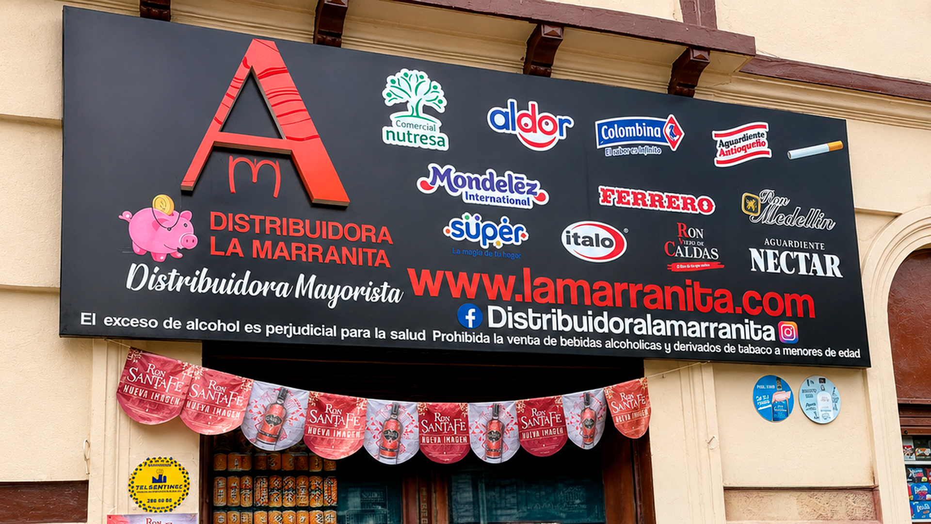 Con su amplia superficie un bastidor permite integrar logotipos, información y elementos gráficos, creando una fachada llamativa y reforzando la identidad de tu marca.