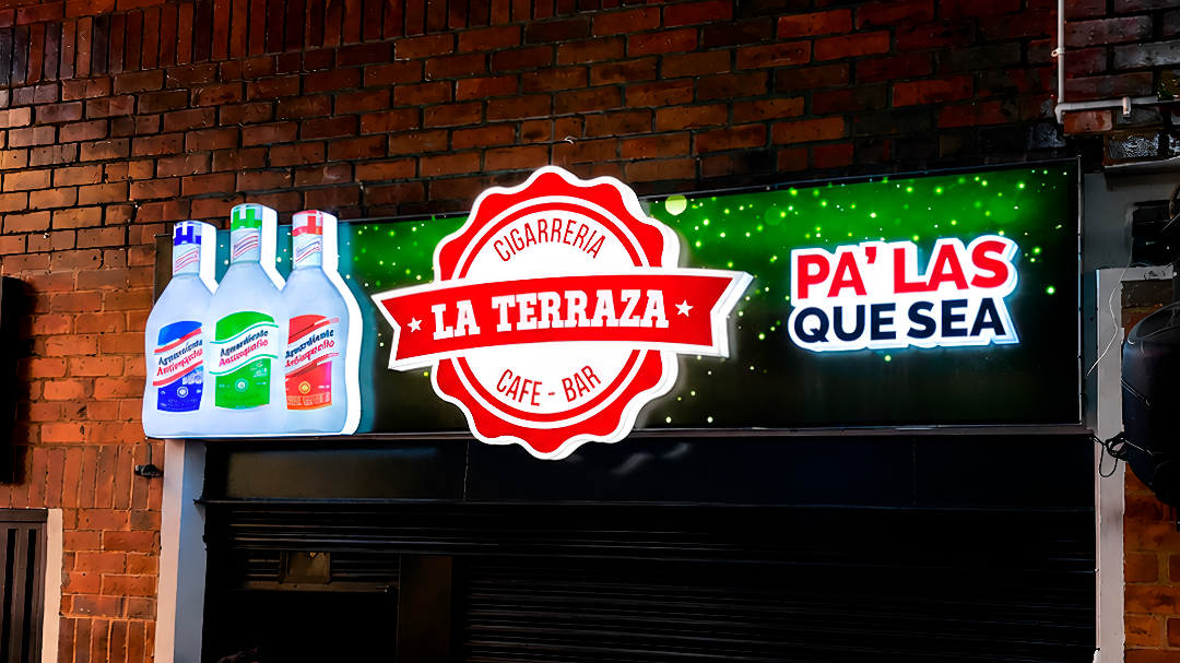 Las cajas de luz personalizadas permiten integrar formas, logotipos y elementos gráficos en un solo diseño, creando un aviso único que refuerza la identidad de tu marca y atrae todas las miradas. Desde la forma hasta los acabados, nuestras cajas de luz se fabrican con precisión para ofrecer una solución visual exclusiva que refleja el valor y la personalidad de tu negocio.