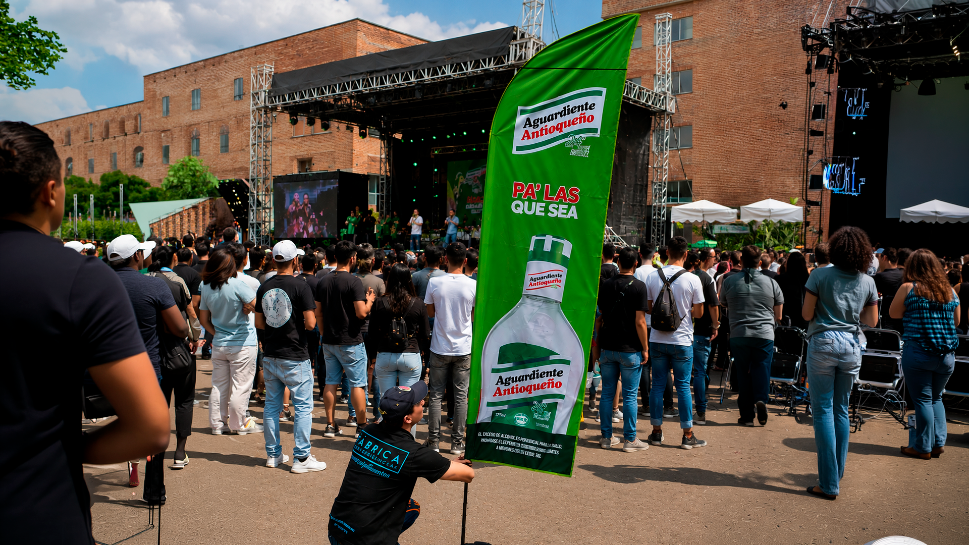 Con una vela publicitaria puedes hacer que tu marca destaque incluso en espacios concurridos, su diseño curvo y vertical permite destacar logotipos, mensajes e imágenes. Su estructura portátil y su amplia superficie gráfica la convierten en una opción práctica para eventos, promociones y activaciones.