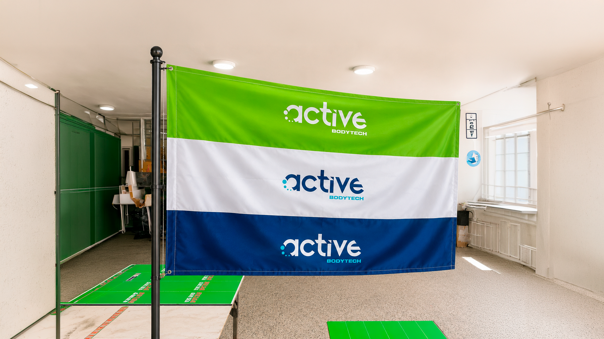 Una bandera publicitaria es una opción ideal para destacar tu marca en eventos, ferias, puntos de venta y espacios corporativos. Su formato de gran tamaño ofrece excelente visibilidad y permite exhibir logotipos, mensajes e imágenes de forma atractiva y profesional.