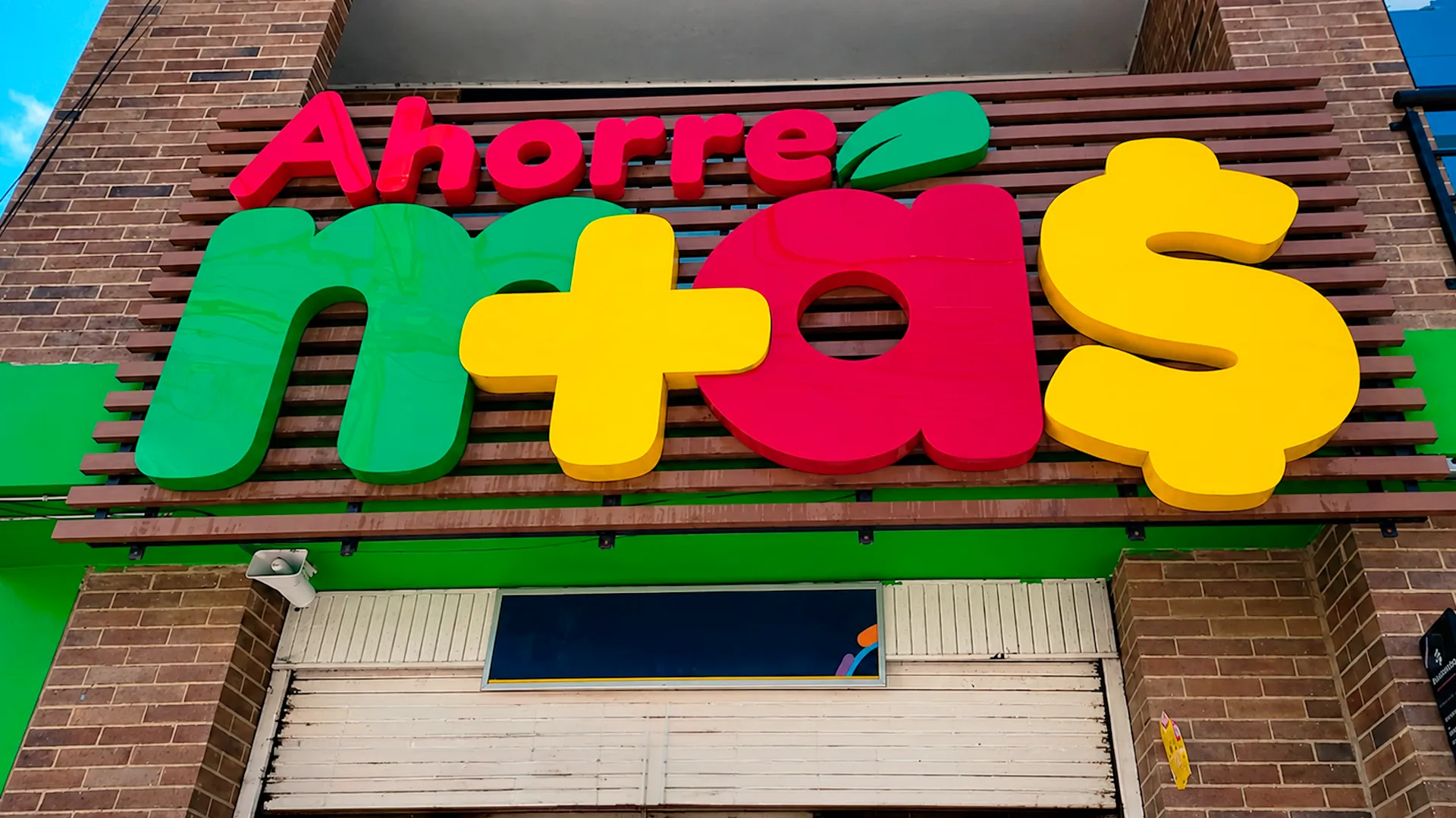 Diseñado para captar la atención, el acrílico en letras 3D ofrece una apariencia sofisticada, excelente durabilidad y un acabado impecable para cualquier fachada o espacio comercial.