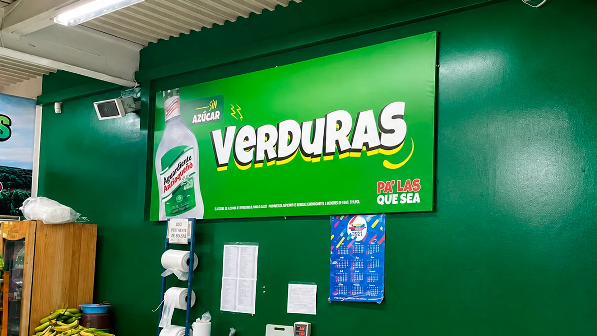 Diseñamos bastidores personalizados para destacar tus productos y darle una imagen más llamativa a tu negocio. Puedes destacar productos, promociones y mensajes de forma clara, convirtiendo la fachada o área de exhibición en un punto de comunicación atractivo.