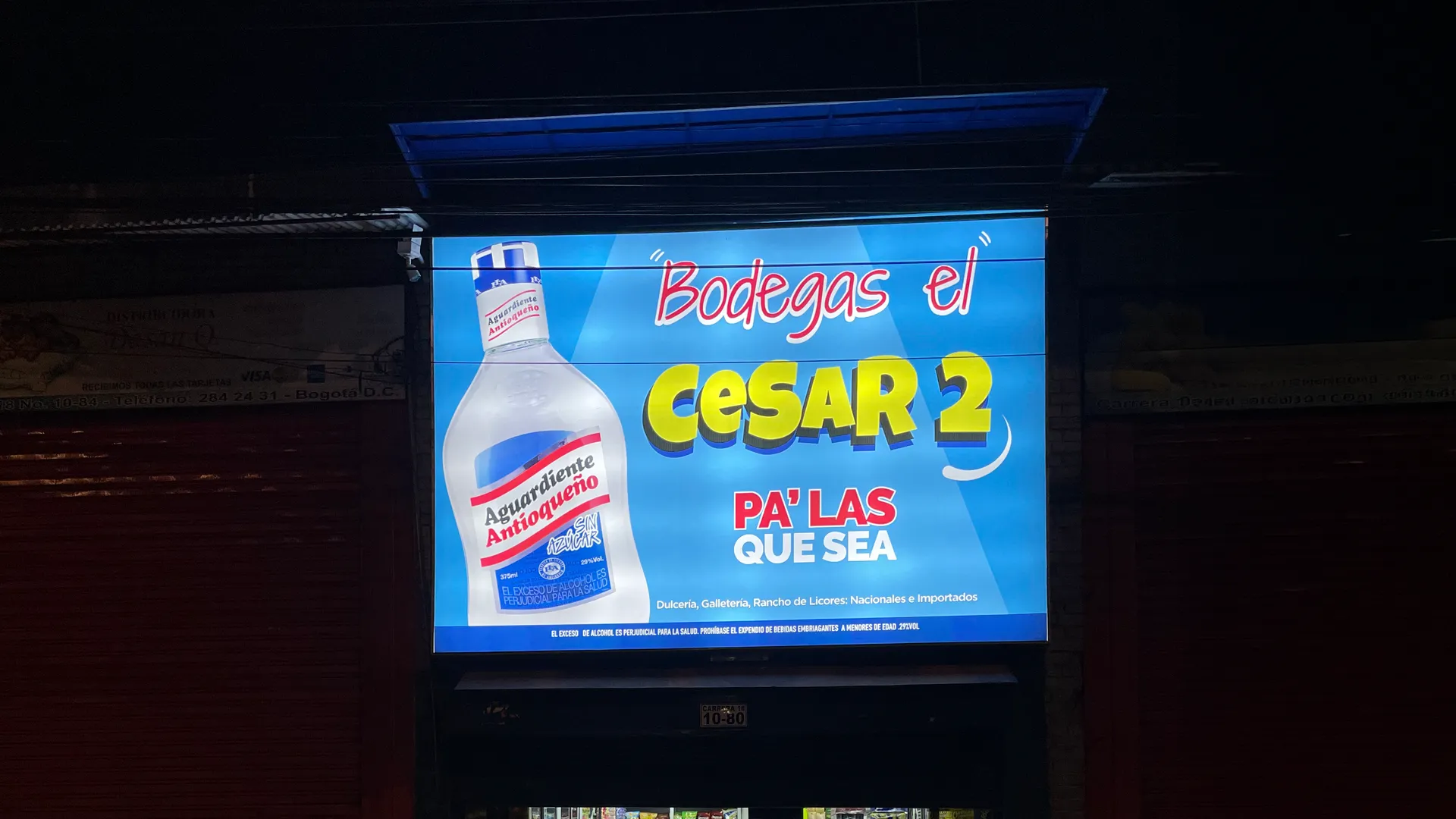 Las cajas de luz de gran formato convierten cualquier fachada en un punto de referencia. Su amplia superficie permite exhibir gráficos, promociones y elementos de marca con una presentación limpia y atractiva.