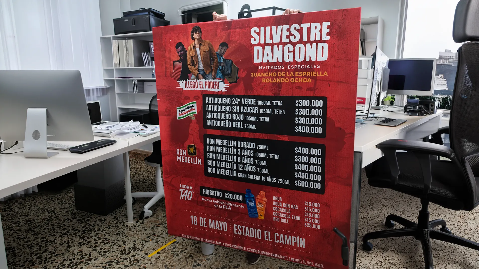 Un pendón publicitario es una solución práctica y llamativa para comunicar información de eventos, promociones o productos. Su formato vertical permite destacar textos, precios, marcas y elementos gráficos de forma clara, convirtiéndolo en una excelente opción para espacios comerciales, eventos y campañas promocionales.