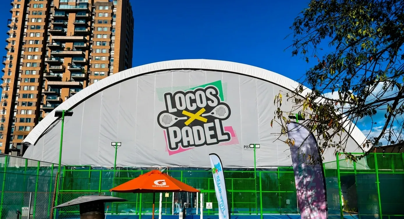 Diseñadas para captar miradas desde cualquier punto, aprovecha grandes superficies para proyectar tu marca con una imagen imponente. Nuestras vallas de gran formato ofrecen una cobertura amplia y un acabado de alta calidad, ideales para fachadas, escenarios deportivos y espacios comerciales.